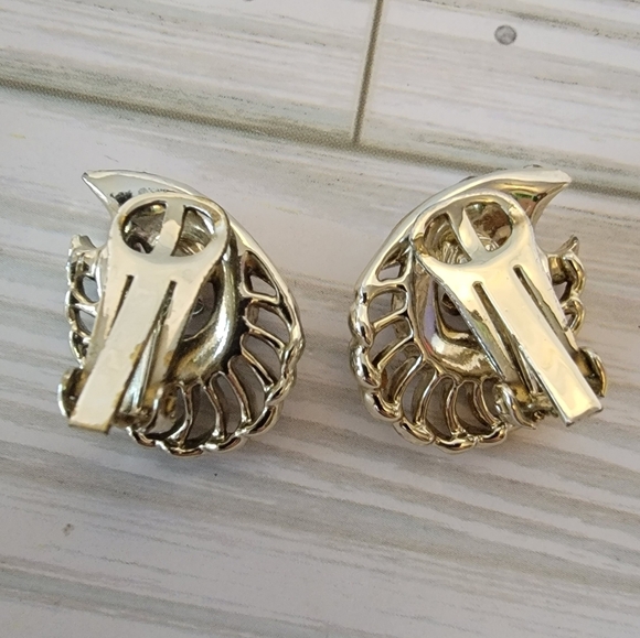 G12 Vintage Pink Sparkling Clip-on Earrings - Picture 2 of 3